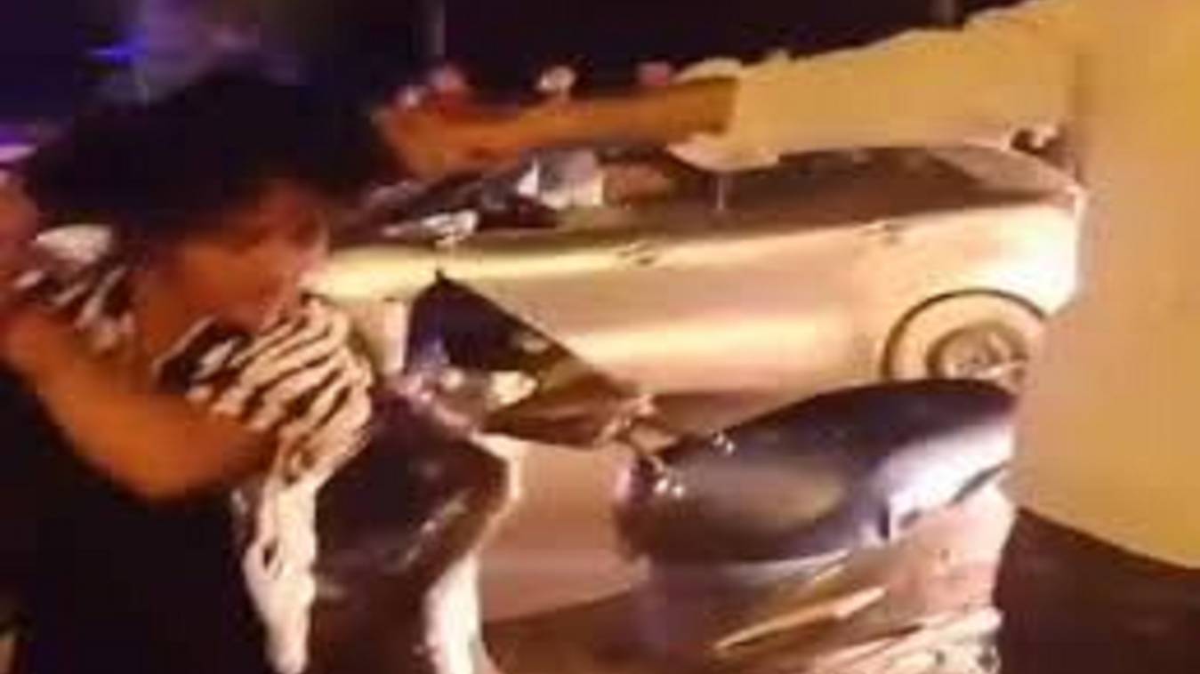 बाहरवाली संग घूम रहा था पति, घरवाली ने रंगेहाथ पकड़ा..... दौड़ा-दौड़ाकर पीटा