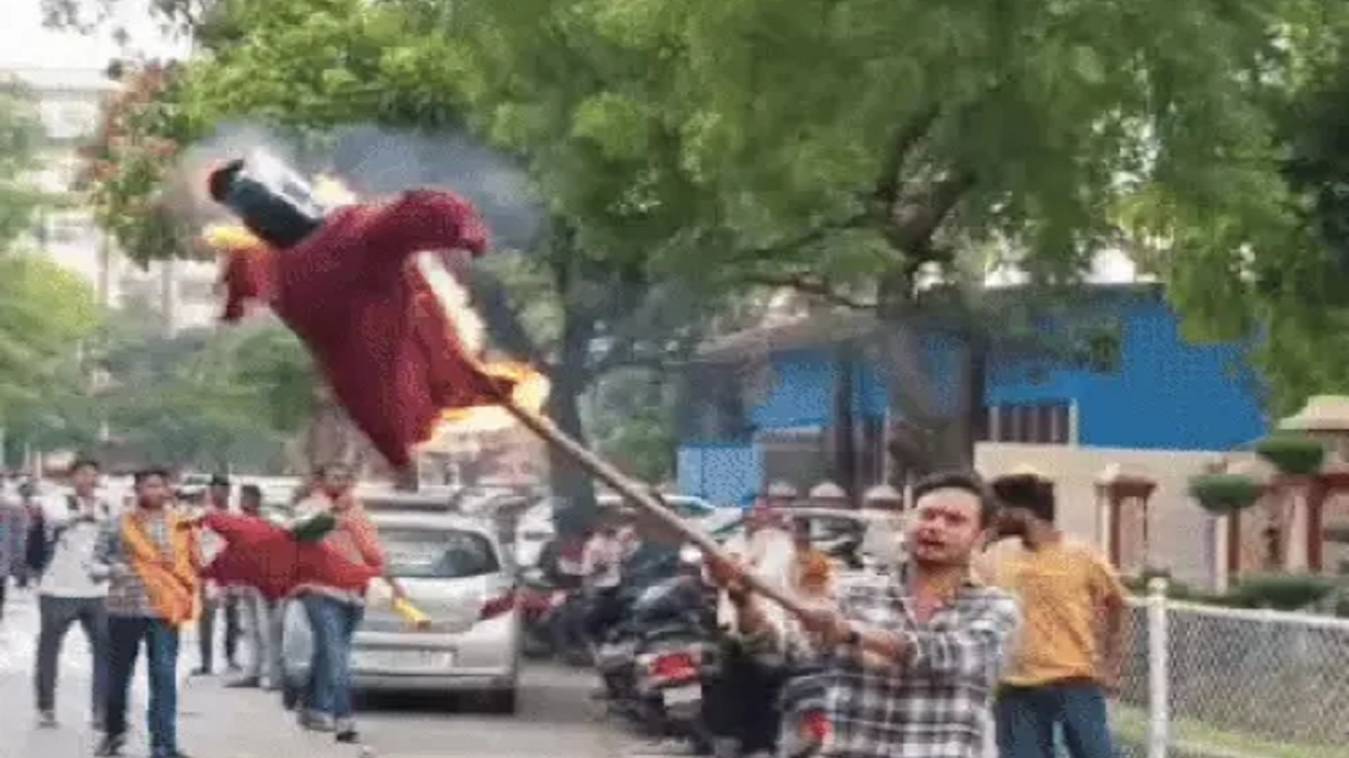 BHU में छात्रों का विरोध प्रदर्शन, MS-डायरेक्टर का फूंका पुतला,मुर्दाबाद के लगाए नारे