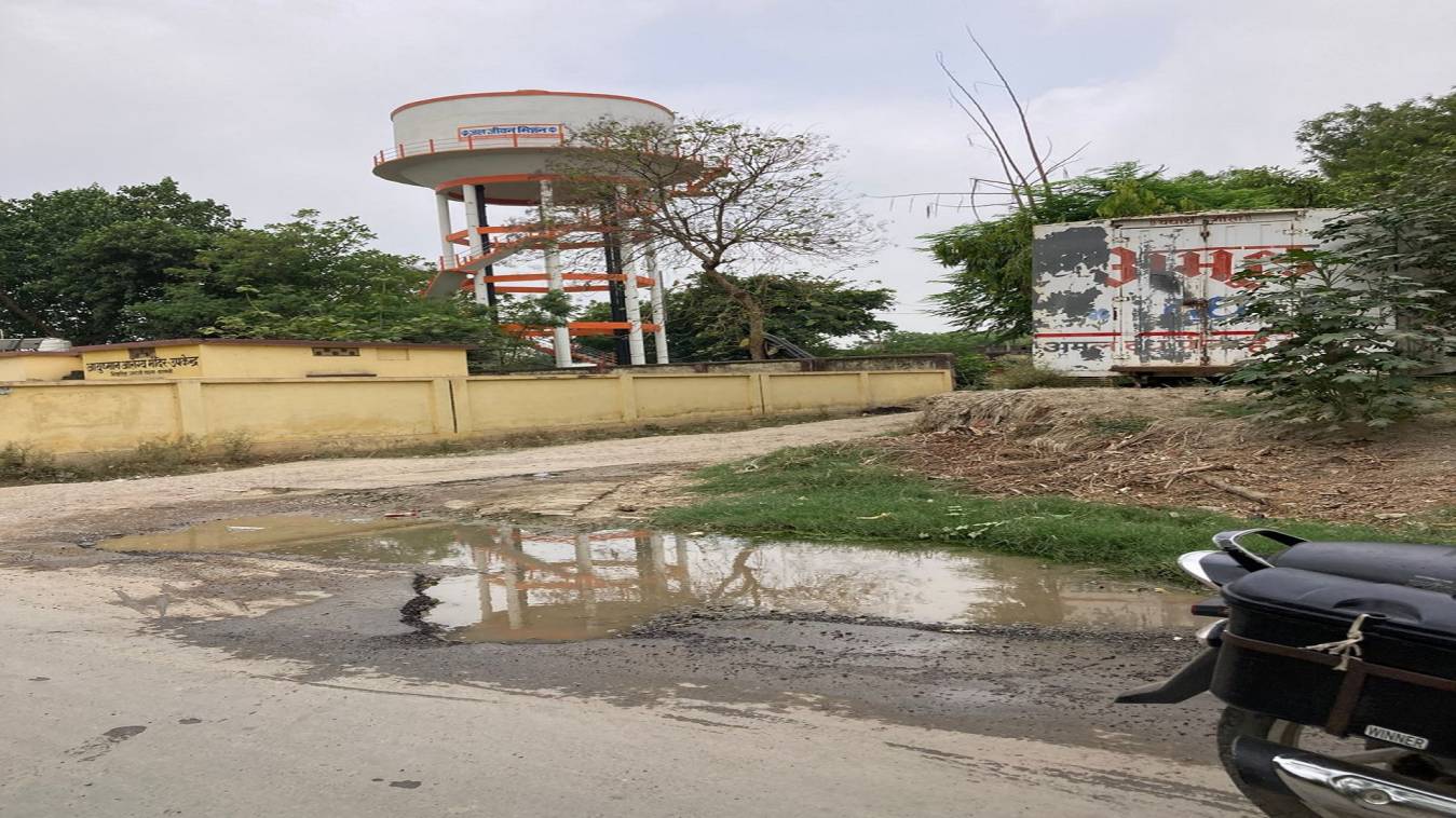 कोई बूंद-बूंद को तरस रहा...कहीं व्यर्थ बह रहा पानी