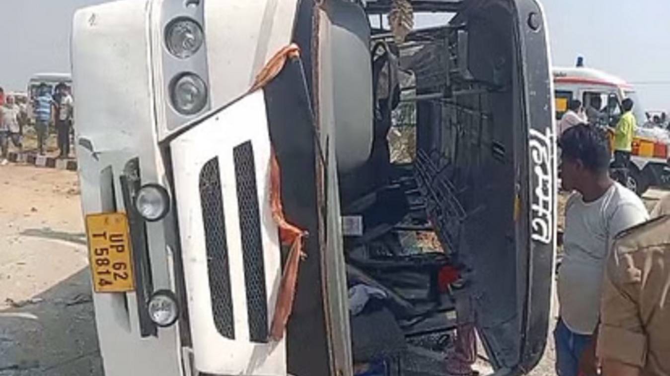 जौनपुर में  डिवाइडर से टकराकर यात्रियों से भरी बस पलटी, पांच लोगों की मौत, 15 घायल