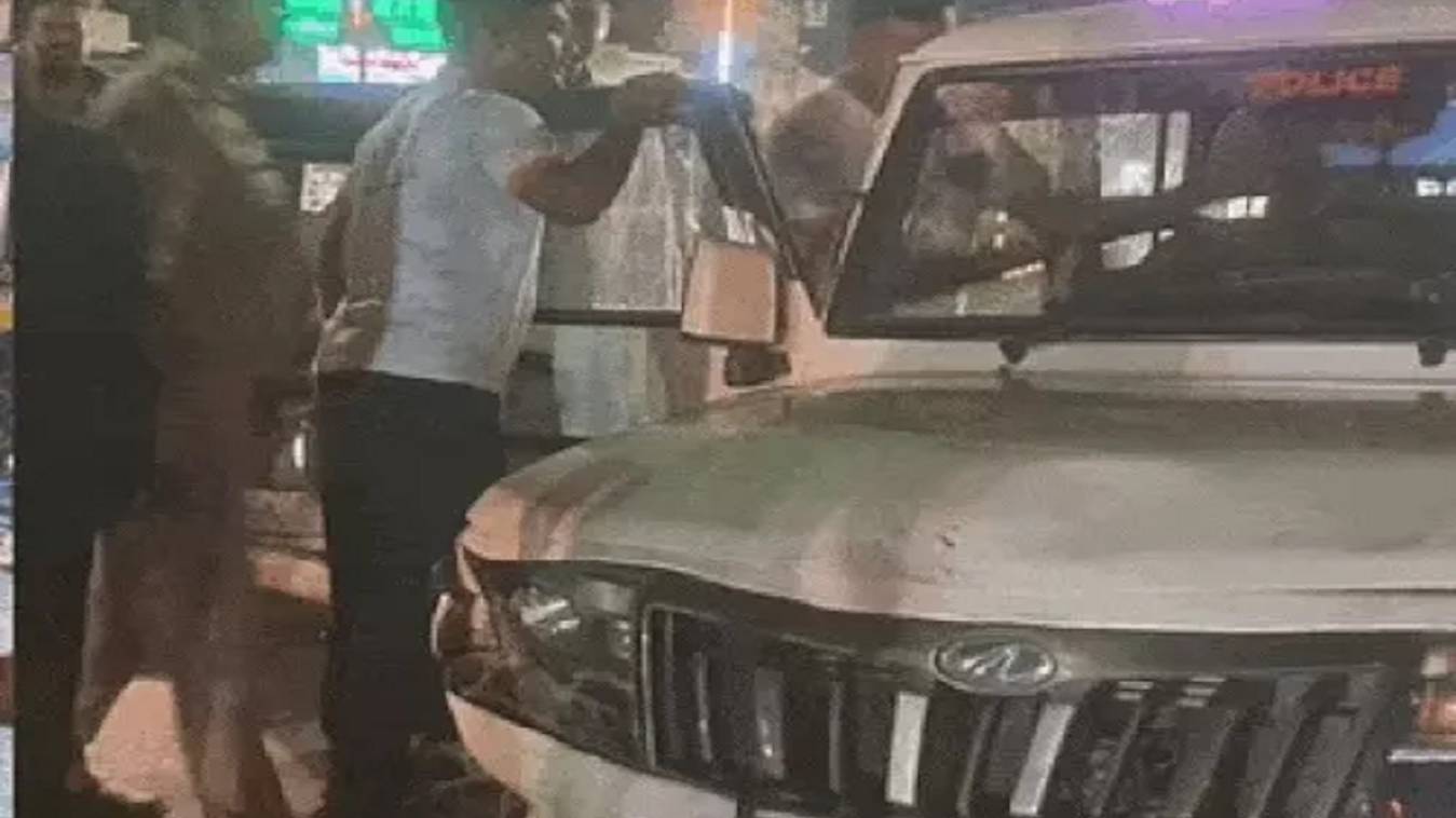वाराणसी-जौनपुर हाईवे पर तेज रफ्तार कार ने नर्स को रौंदा