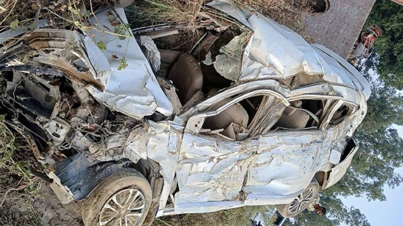 हरदोई में बड़ा हादसा..बारातियों से भरी बेकाबू कार पलटी, छह की मौत और पांच घायल