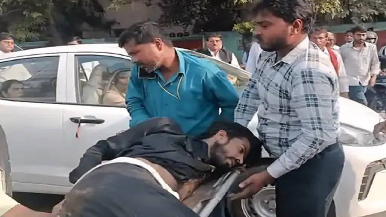 वाराणसी कलेक्ट्रेट में एडीएम बिल्डिंग से कूदा युवक, किन्नरों और अधिवक्ताओं में हुई थी झड़प