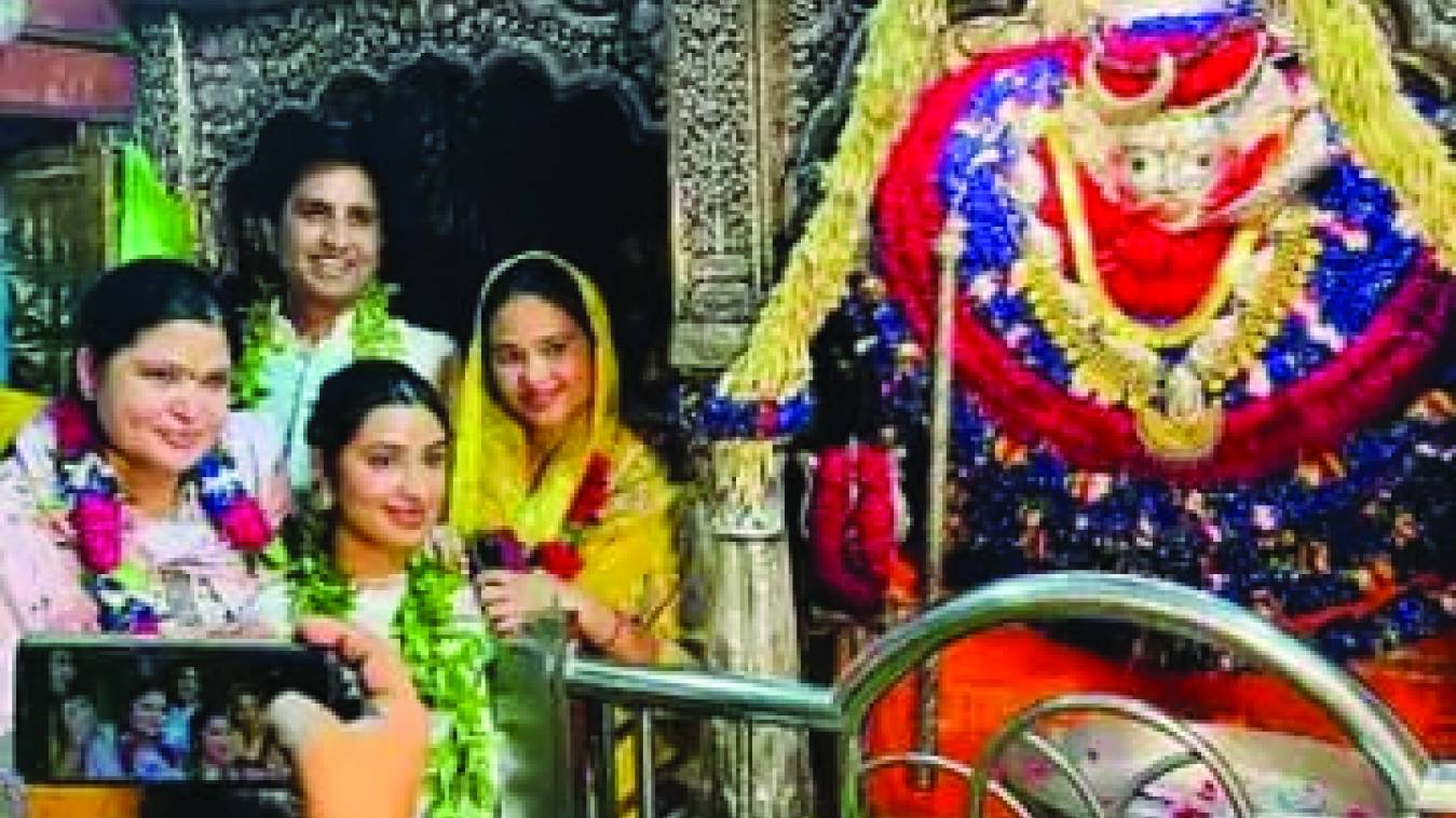 काशी पहुंचे प्रसिद्ध कवि डॉ. कुमार विश्वास