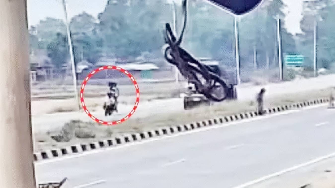 दर्दनाक हादसा: कार से बाइक टकराई...20 फीट तक लड़के उछले: 2 की मौत