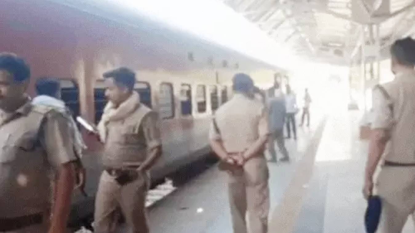 काशी एक्सप्रेस में बम की सूचना: जीआरपी और पुलिस कर रही तलाशी