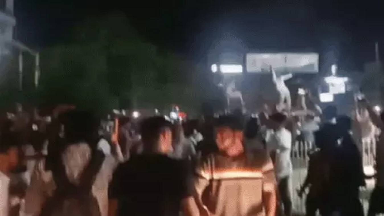 IPL में RCB की जीत पर काशी में जश्न : देर रात तक युवाओं ने मनाई ख़ुशी, जमकर की आतिशबाजी