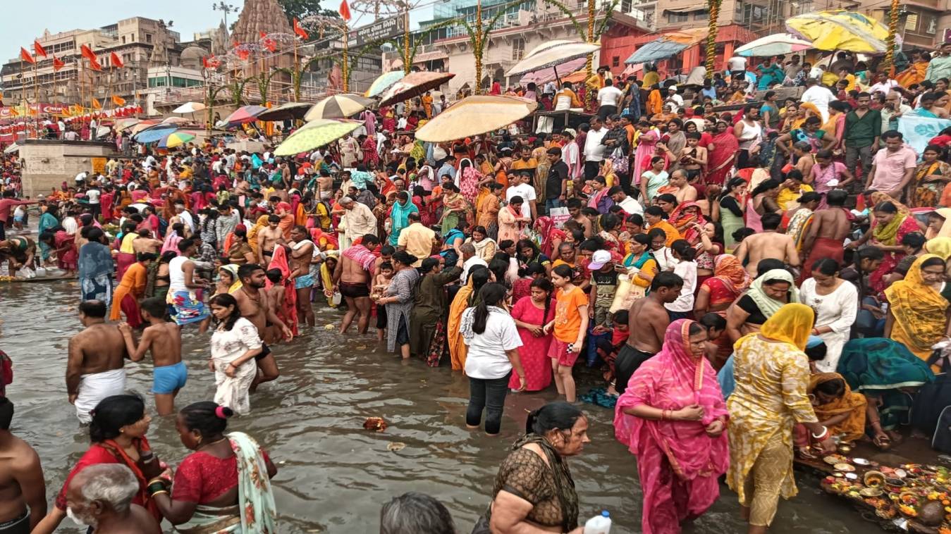 काशी में गंगा दशहरा पर उमड़ा श्रद्धा का सैलाब, लाखों ने लगाई आस्था की डुबकी
