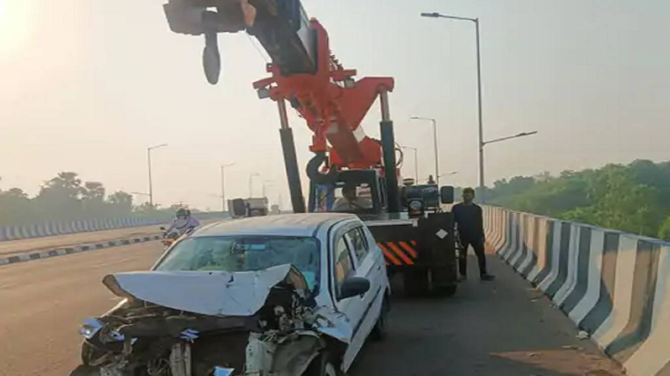 लखनऊ में भीषण हादसा: कार हादसे में व्यापारी की मौत, दो घायल, बनारस से जा रहे थे उन्नाव 