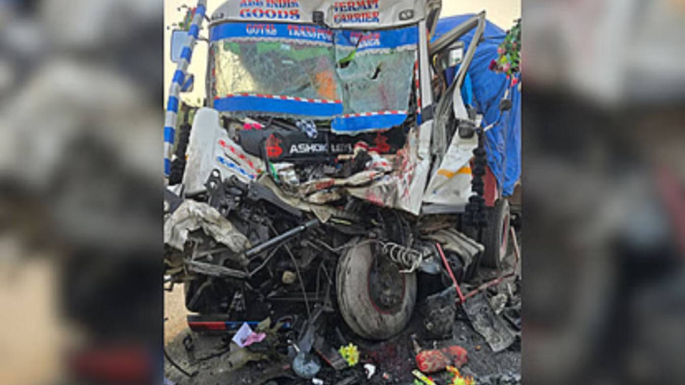 वाराणसी में तेज रफ्तार ट्रक में ट्रेलर ने मारी टक्कर, खलासी की मौत, चालक गंभीर रूप से घायल