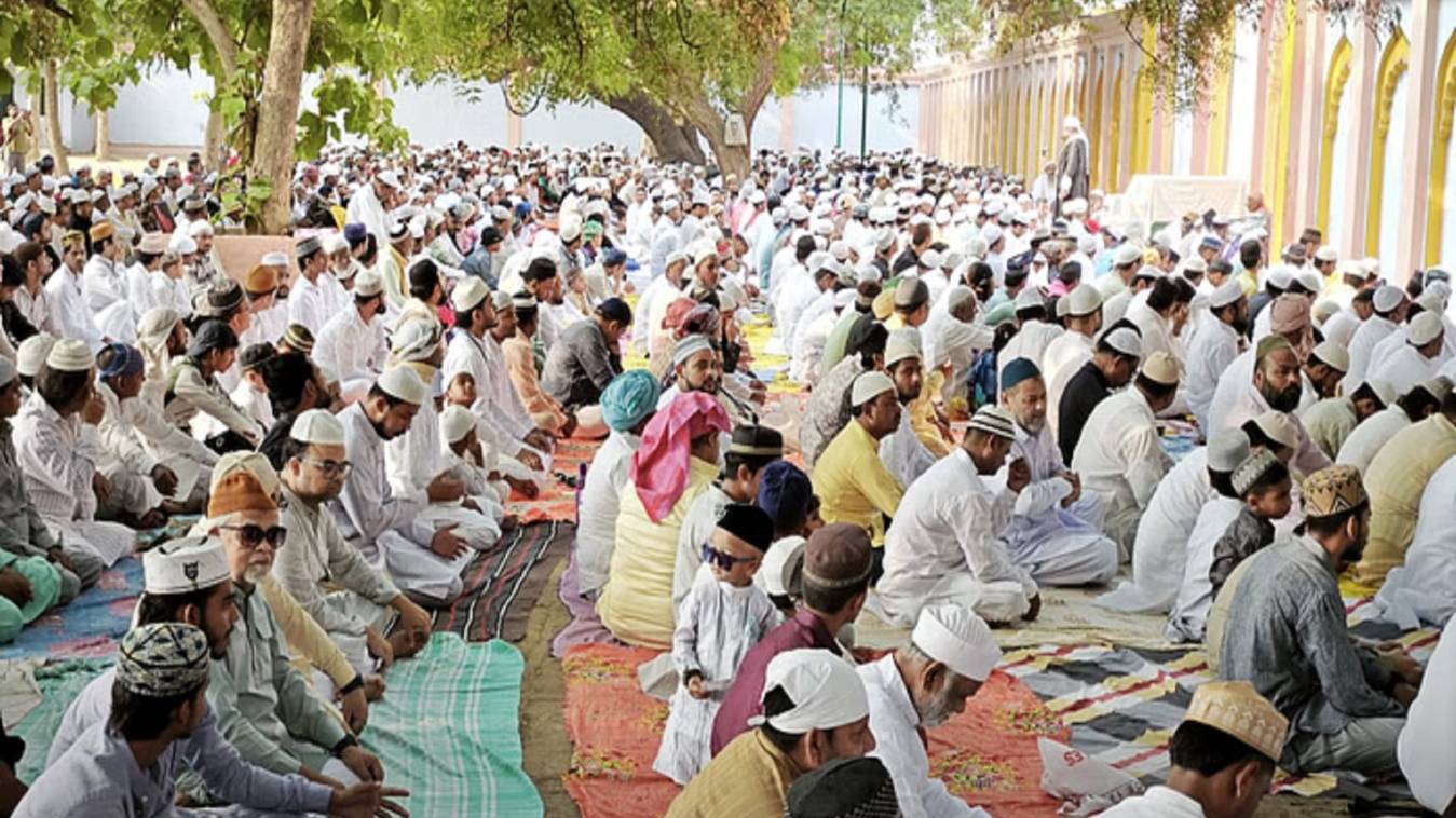 ईद-उल-अज़हा: काशी में कड़ी सुरक्षा के बीच मस्जिदों में पढ़ी गई बकरीद की नमाज, प्रशासन अलर्ट