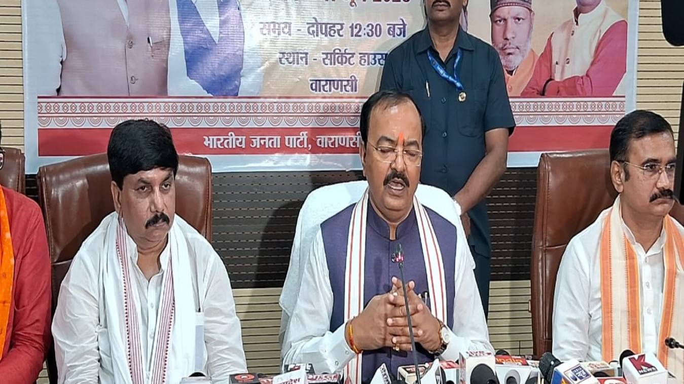 वाराणसी पहुंचे डिप्टी सीएम, मोदी सरकार की गिनाईं उपलब्धियां, सपा व कांग्रेस पर जमकर साधा निशाना