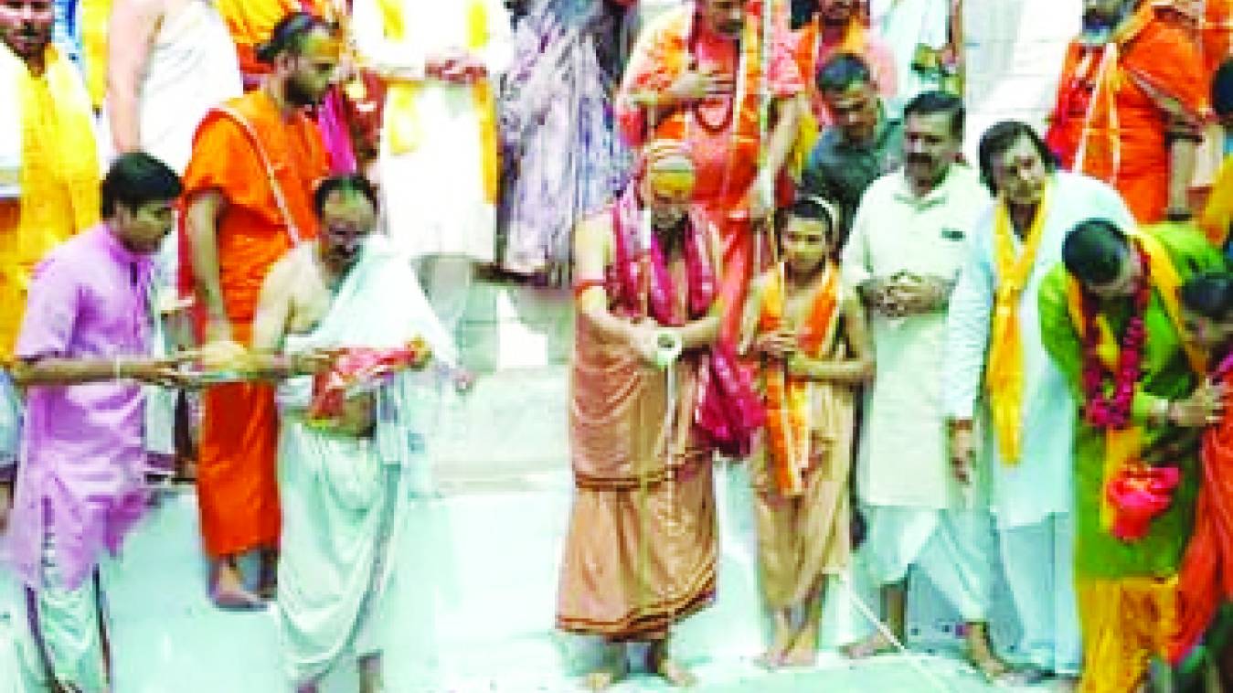 शंकराचार्य अविमुक्तेश्वरानंद ने किया विष्णु चरण पादुका पूजन