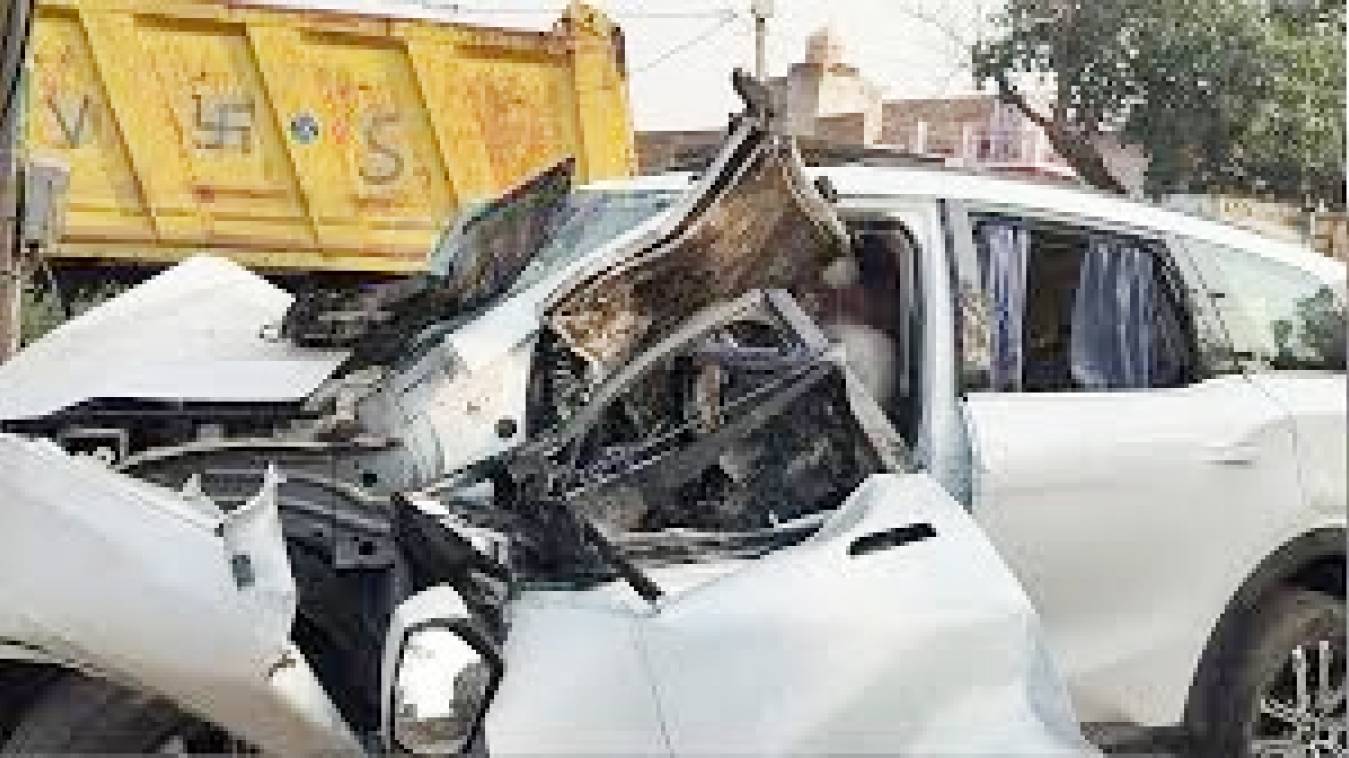 झांसी में दर्दनाक हादसा, डिवाइडर से टकराई कार, चार की मौत