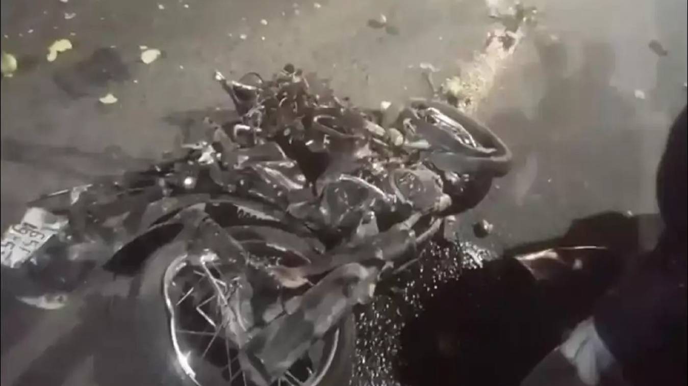 तेज रफ्तार अज्ञात वाहन ने मोपेड में मारी टक्कर, आम लेकर घर लौट रहा था युवक, परिवार में मचा कोहराम 