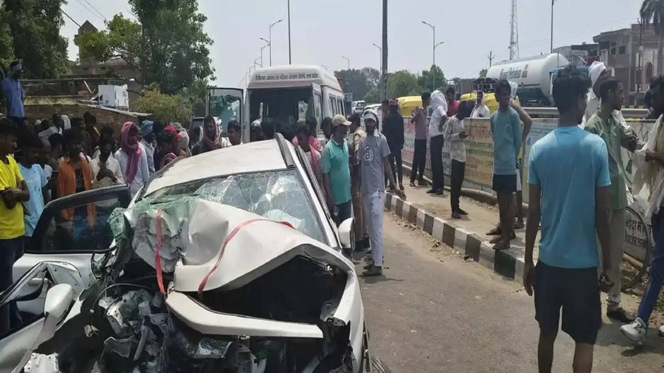 प्रयागराज हाईवे पर तेज रफ्तार ट्रक ने कार को मारी टक्कर, चालक की मौत, तीन घायल