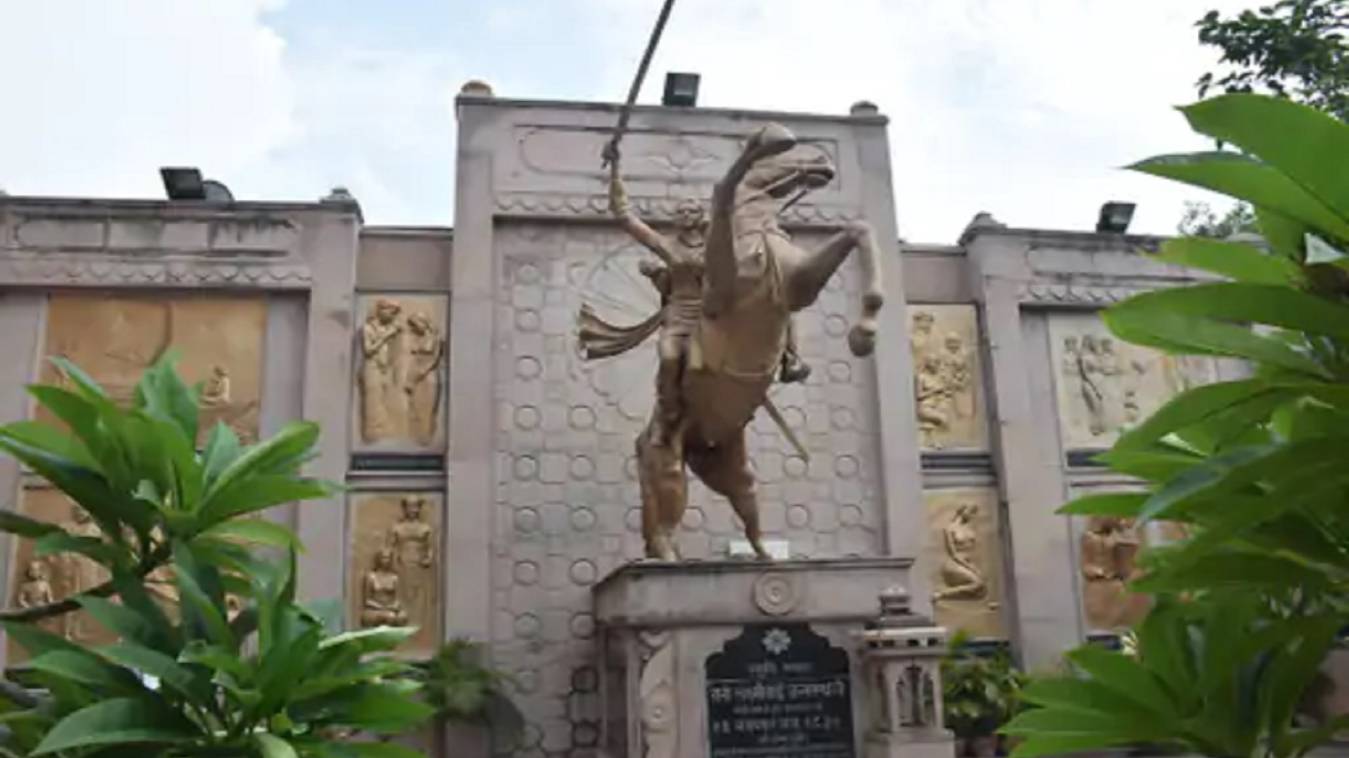 जन्मस्थली पर मनाई गई रानी लक्ष्मीबाई की पुण्यतिथि, महंत बोले- मनु को काशी की माटी ने ही उन्हें स्वतंत्र रहना सिखाया