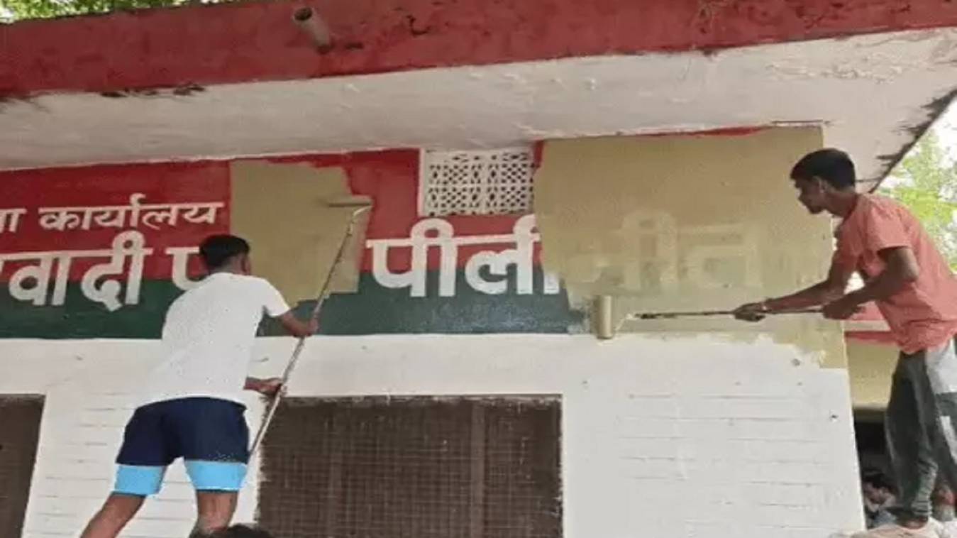 सपा कार्यालय पर प्रशासन ने जड़ा ताला, झंडा फेंका,पार्टी का नाम हटाया, 35 से ज्यादा कार्यकर्ता गिरफ्तार