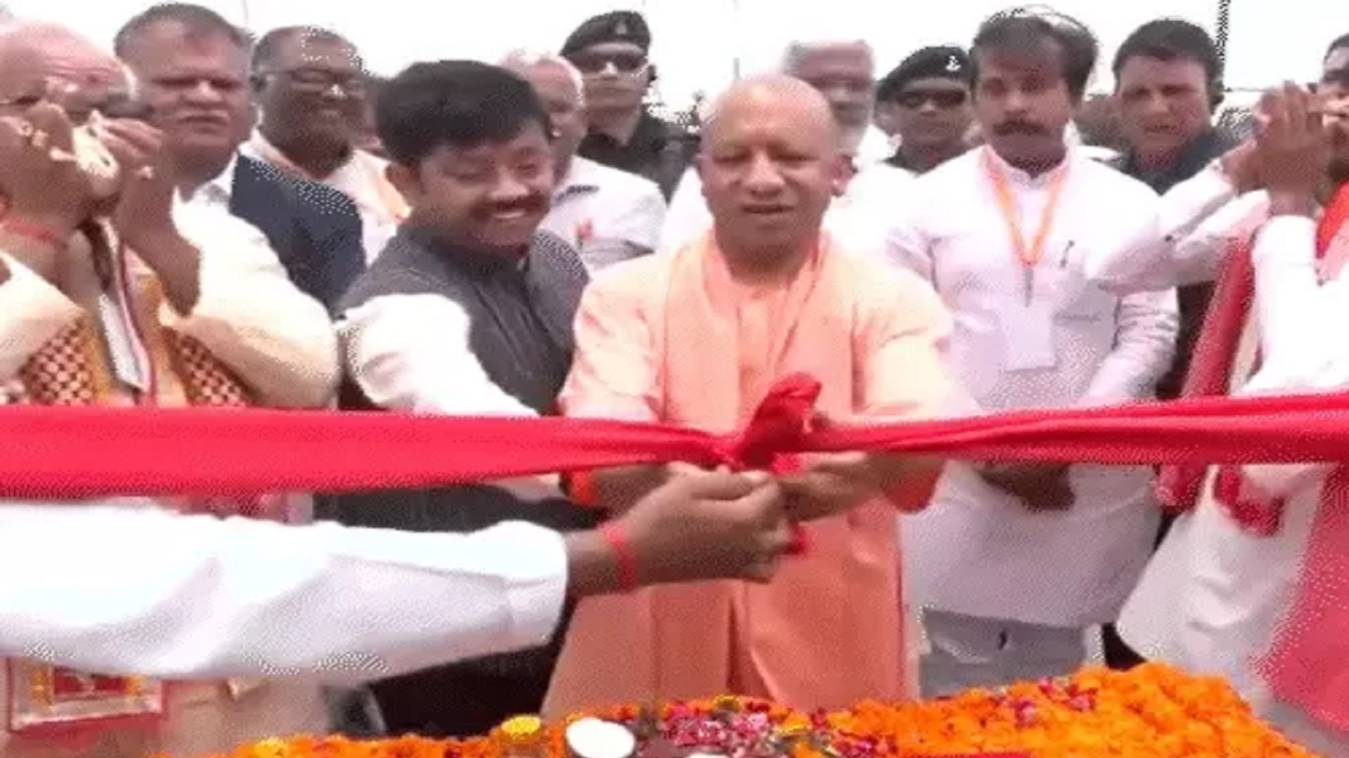 सीएम योगी ने किया गोरखपुर लिंक एक्सप्रेसवे का उद्घाटन, बीच सड़क खड़े होकर खिंचवाई फोटो