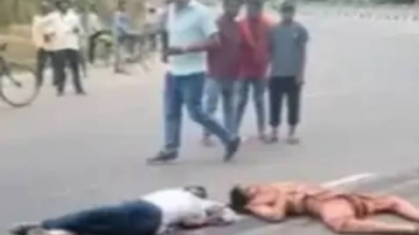 वाराणसी में ट्रक की चपेट में आकर बाइक सवार दंपती की मौत, दर्शन-पूजन और खरीदारी के बाद वापस लौट रहे थे घर 