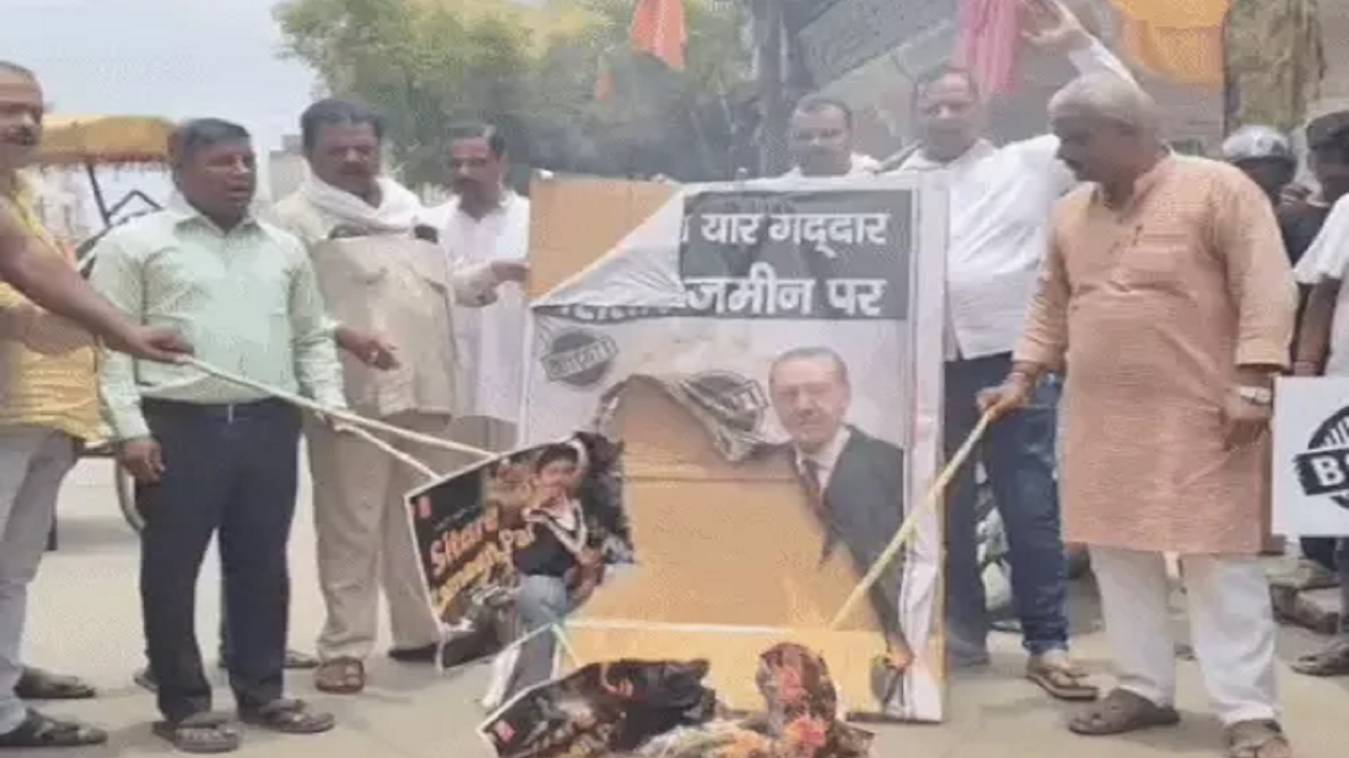 आमिर खान की नई फिल्म "सितारे ज़मीन पर" के खिलाफ ज़ोरदार प्रदर्शन, पोस्टर जलाकर लोगों से फिल्म न देखने की अपील की