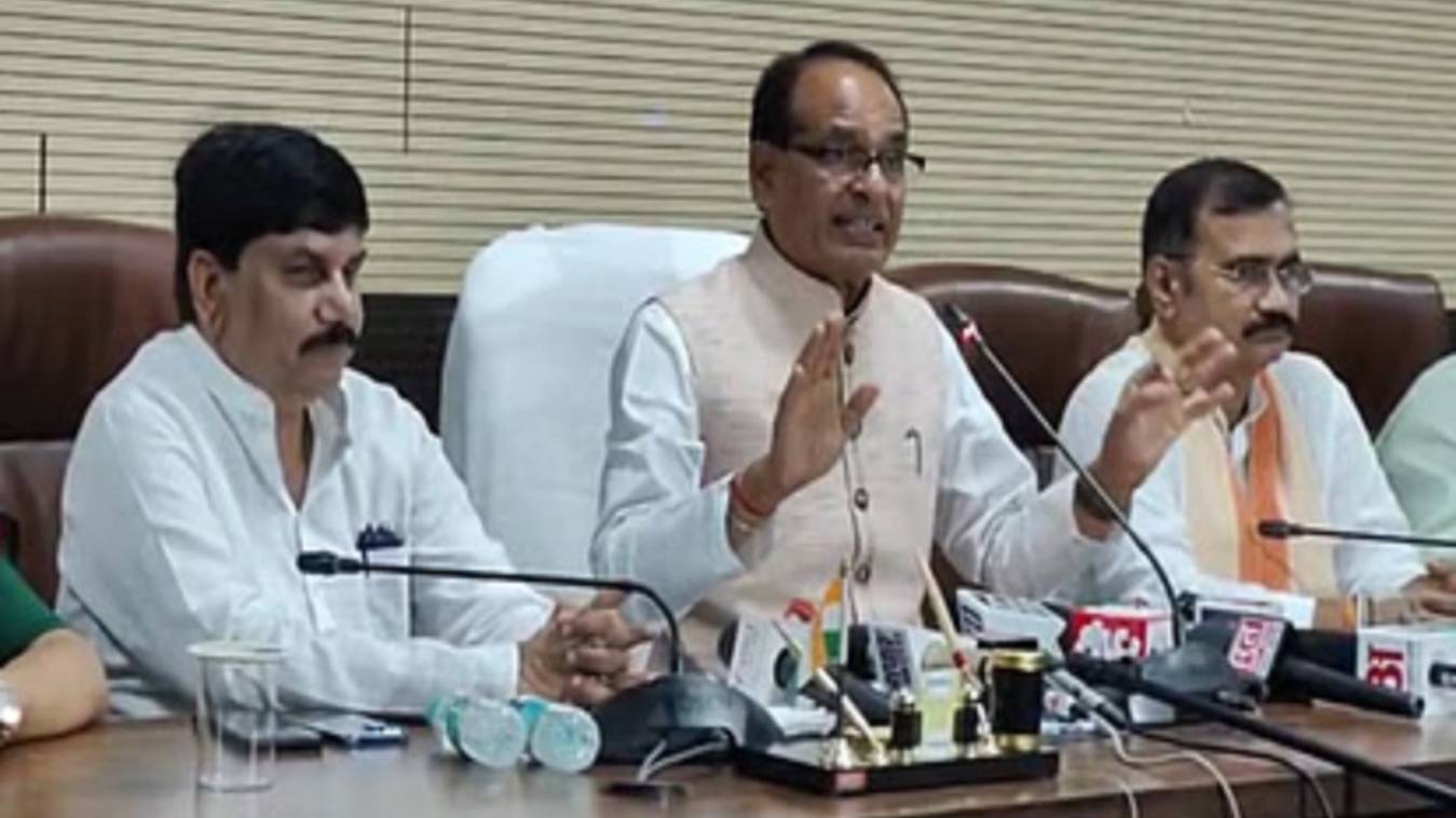 वाराणसी पहुंचे शिवराज सिंह चौहान, कांग्रेस पर जमकर साधा निशाना,संविधान को लेकर कही ये बात