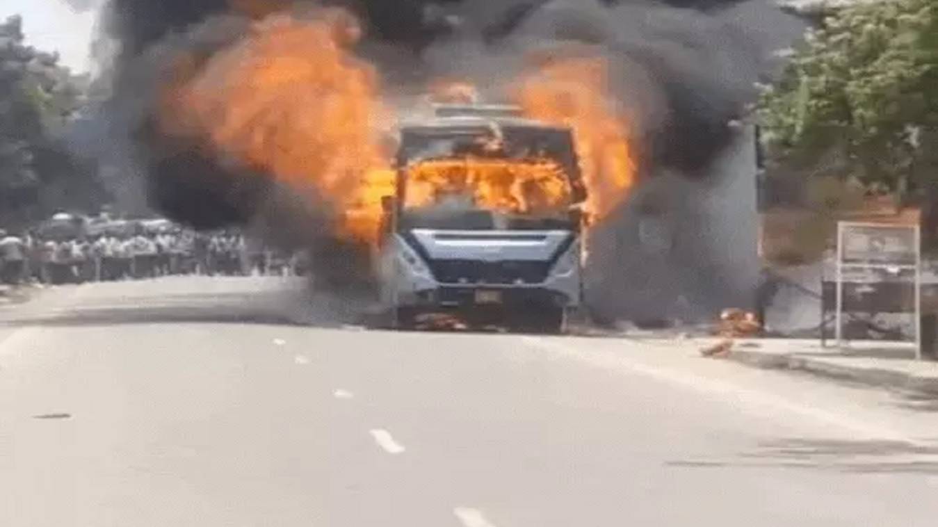 जौनपुर में दिल्ली से वाराणसी जा रही बस बनी आग का गोला, सभी यात्रियों ने कूद कर बचाई जान