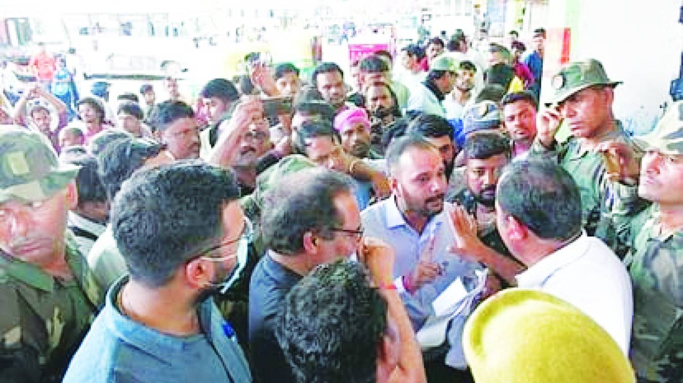 नगर निगम ने कराई नाइट बाजार की 25 दुकानें बंद