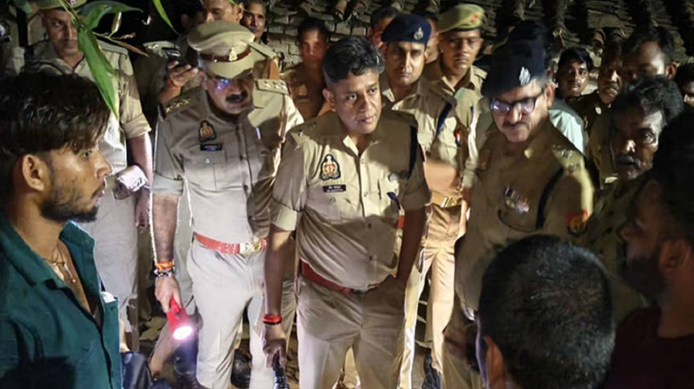  जौनपुर में तार की चपेट में ताजिया आने से दो युवकों की मौत, तीन लोग झुलसे, मचा हड़कंप