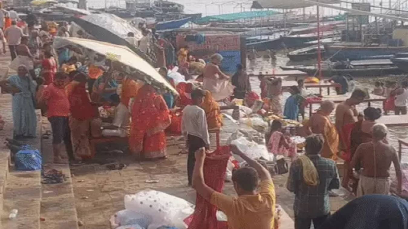  काशी के घाटों पर गुरु पूर्णिमा पर उमड़ी भीड़:श्रद्धालुओं ने गंगा में लगाई आस्था की डुबकी, सुरक्षा के पुख्ता इंतजाम