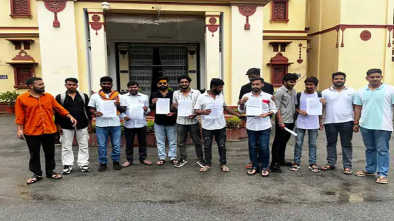 बीएचयू के सेंट्रल ऑफिस के बाहर छात्रों ने विरोध प्रदर्शन, कार्यवाहक कुलपति से मांगा इस्तीफा, पद के दुरुपयोग का लगाया आरोप, दी ये चेतावनी