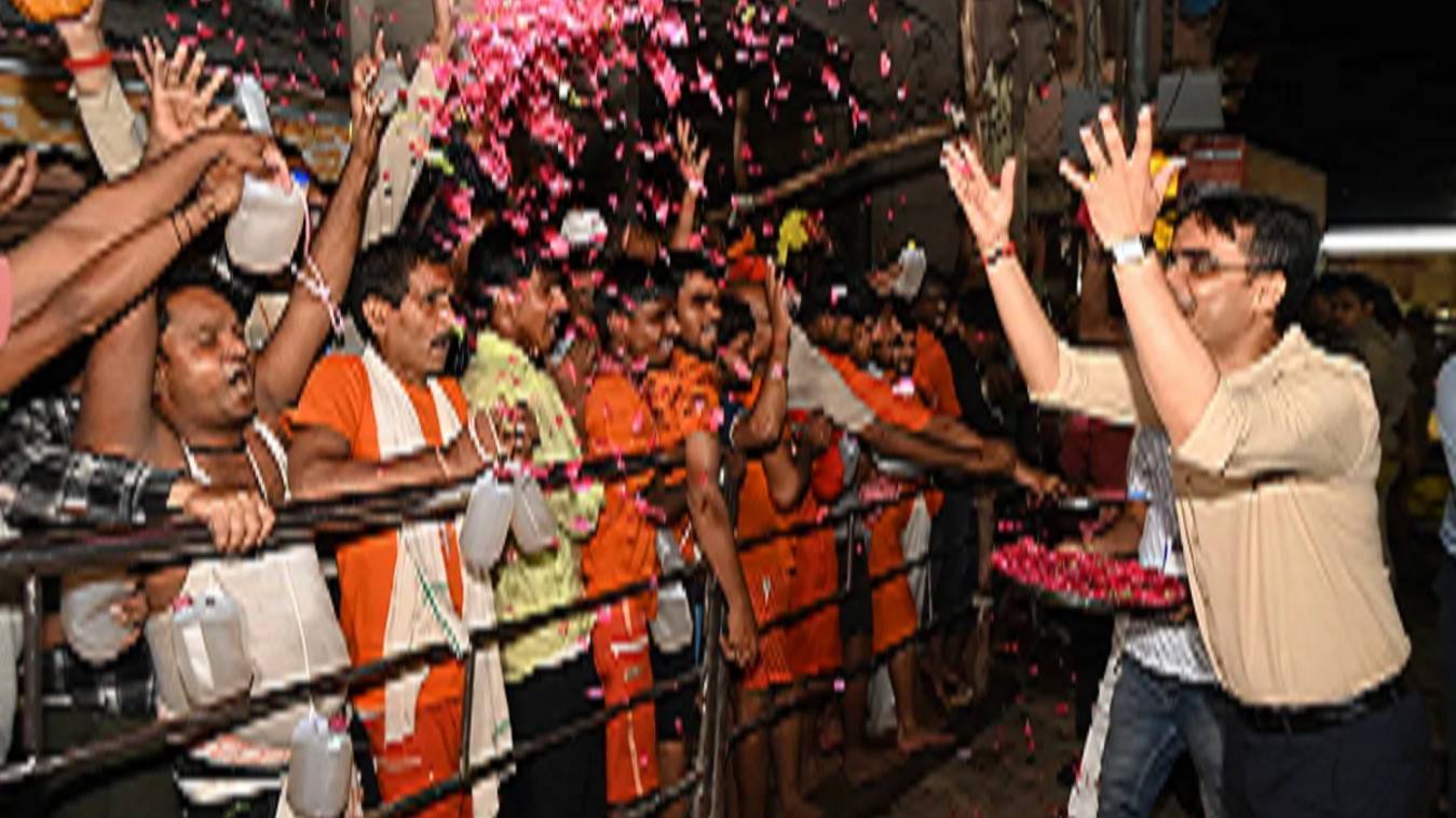 Sawan 2025: सावन के पहले सोमवार पर काशी विश्वनाथ धाम में उमड़ा आस्था का हुजूम, श्रद्धालुओं पर हुई पुष्पों की बारिश