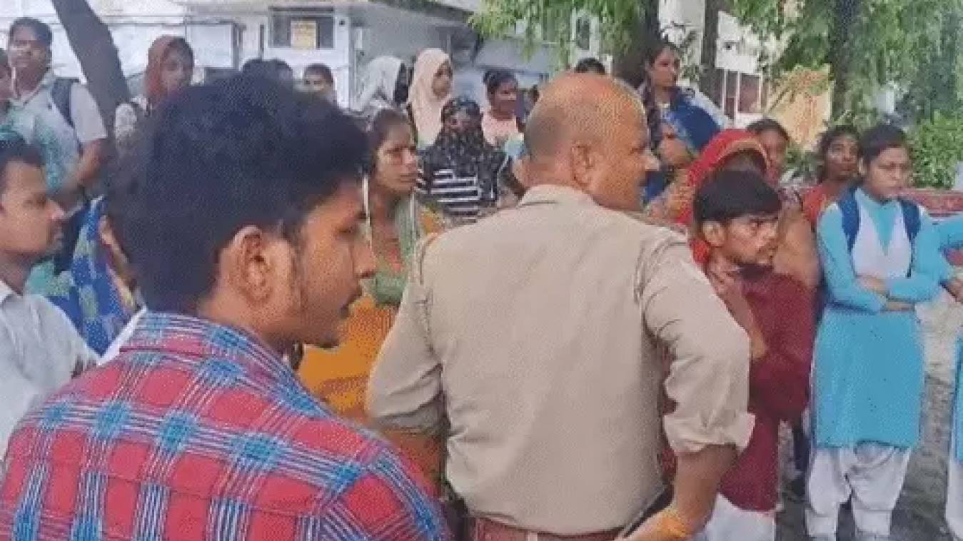 कॉलेज में घुसकर छात्रा पर हमला: हाथ-पेट पर वार किए; मेडिकल कॉलेज में भर्ती