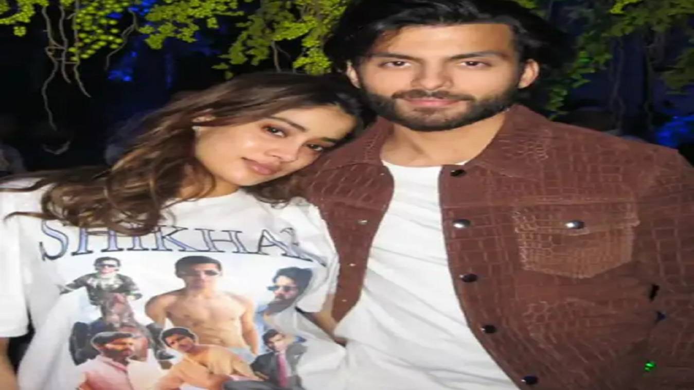 जाह्नवी कपूर ने खुलेआम शिखर पहाड़िया पर लुटाया प्यार, बॉयफ्रेंड के नाम की पहनी टीशर्ट