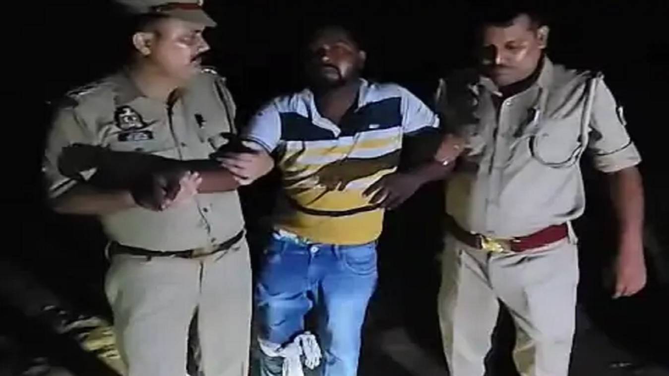 वाराणसी में गो-तस्कर गिरफ्तार: पुलिस के साथ मुठभेड़, पैर मे गोली लगने से घायल