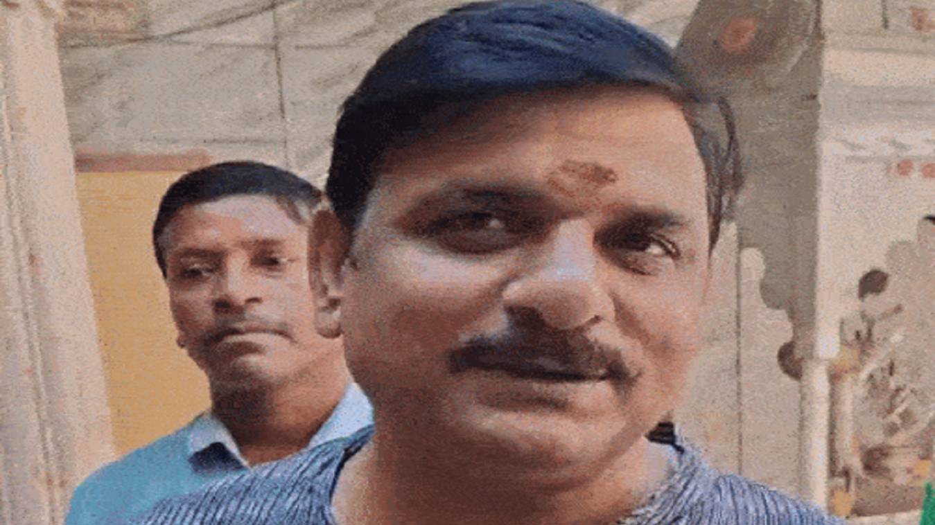 सतुआ बाबा ने सनातन रक्षक दल के अध्यक्ष पर दर्ज कराया मुकदमा, सोशल मीडिया पर बाबा विश्वनाथ के स्पर्श दर्शन को लेकर की थी अभद्र टिप्पणी