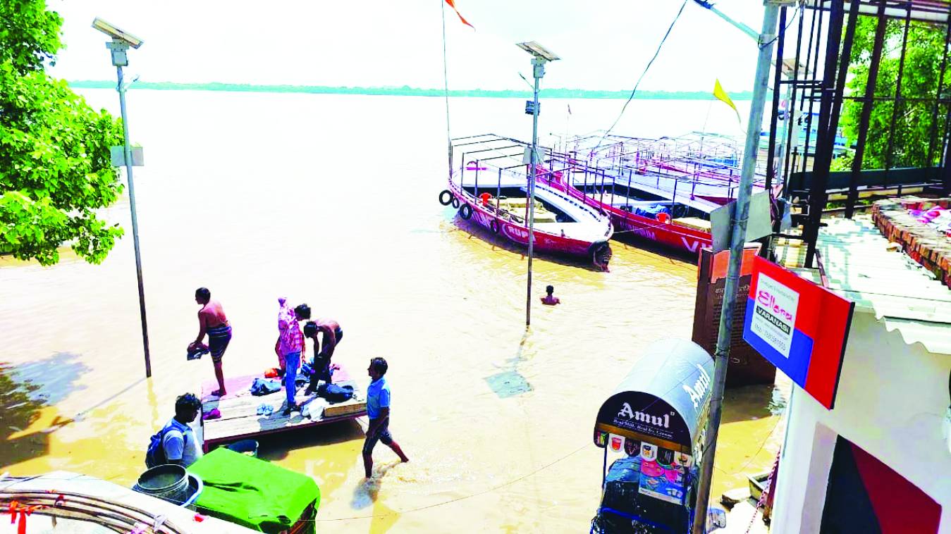 घाटों को जलमग्न करने के बाद गलियों की ओर बढीं गंगा