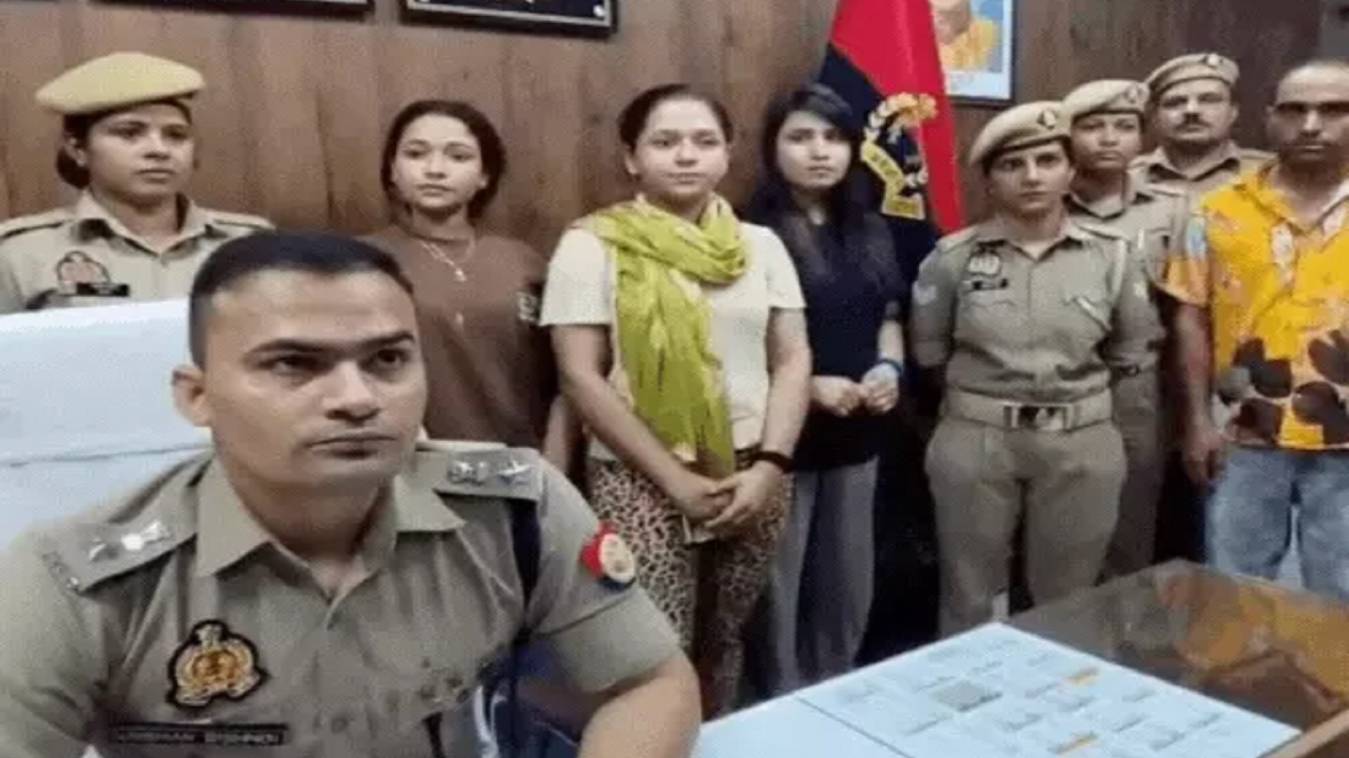 अश्लील रील बनाने वाली 2 बहनों समेत 4 अरेस्ट, अश्लील इशारे और गंदी गालियां, फूहड़ कंटेंट... चार लाख फालोवर्स, 50  हजार की कमाई