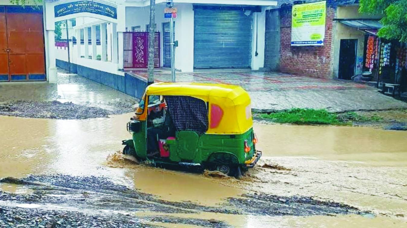 पीडब्ल्यूडी ने उड़ाई डीएम के निर्देशों की धज्जियां
