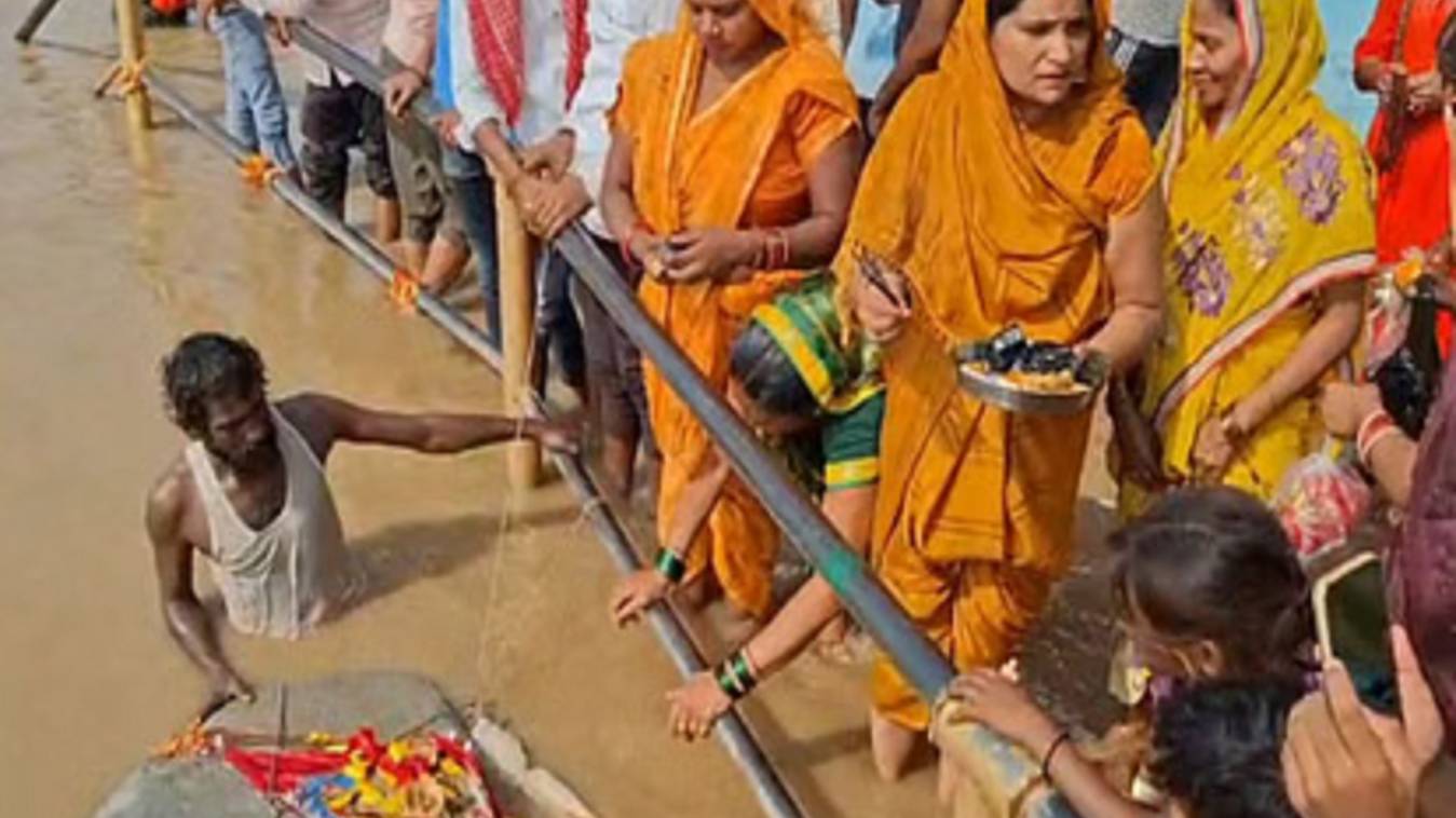 गाजीपुर में गंगा में मिला तैरता हुआ पत्थर, ग्रामीणों ने बताया चमत्कारी; महिला से लेकर पुरूष तक ने की पूजा