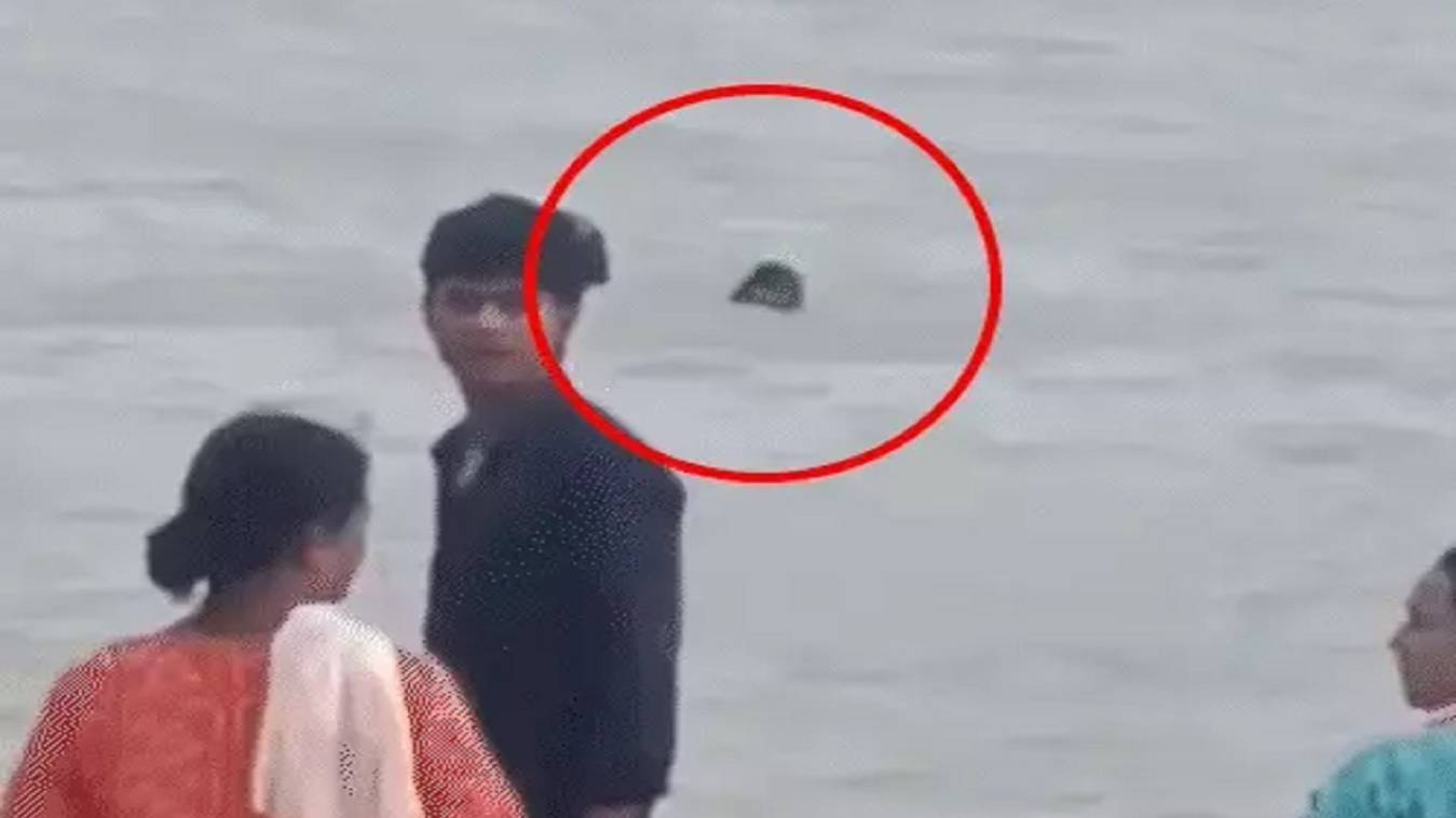 प्रयागराज में खतरे की रील बनाते समय किशोर गंगा में बहा, 10 मिनट तक छटपटाता रहा, लोग वीडियो बनाते रहे