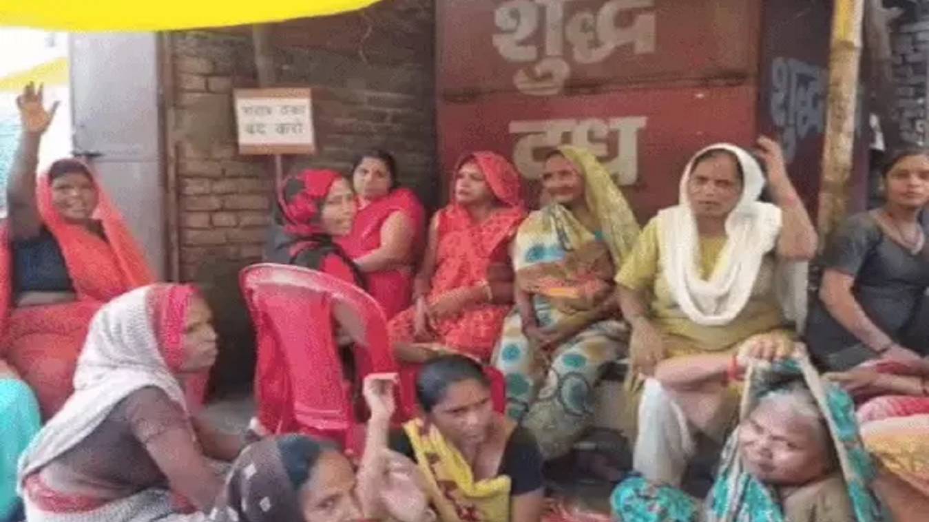 वाराणसी में शराब की दुकान खोलने के विरोध में सड़क पर उतरीं महिलाएं, बोलीं- स्कूल, मंदिर बगल में फिर कैसे मिली परमीशन
