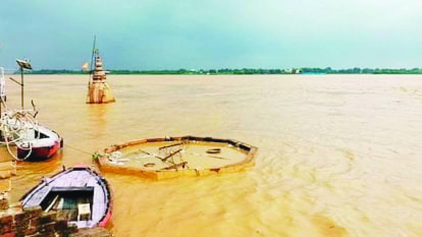 बाबा की चरणरज लेने को आतुर गंगा