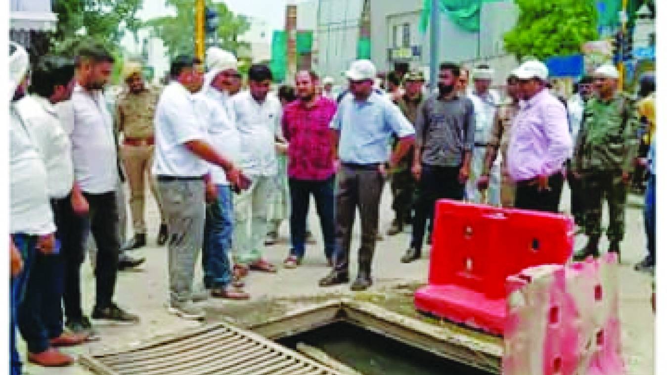 सुपरवाइजर सहित तीन कर्मचारियों की सेवा समाप्त