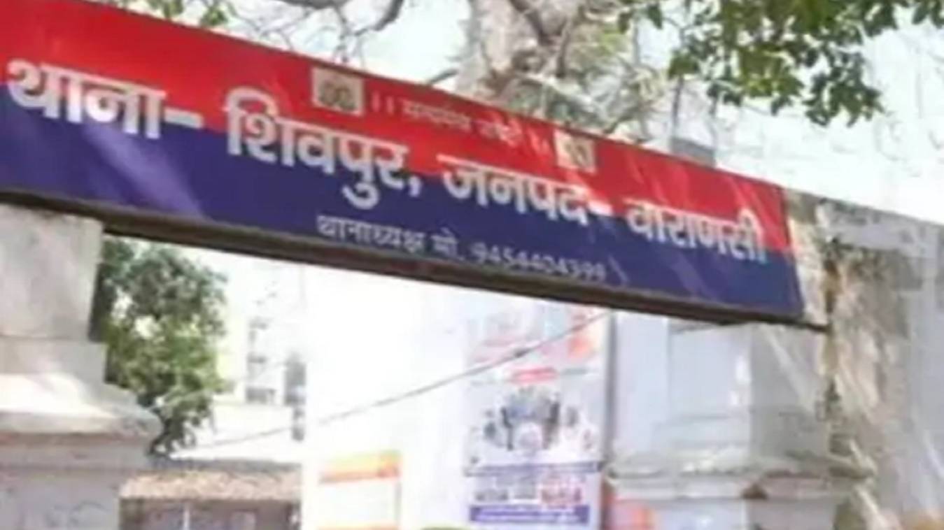 वाराणसी में पति से लड़ाई के बाद पत्नी ने लगाई फांसी, पास में बिलख रहे थे मासूम