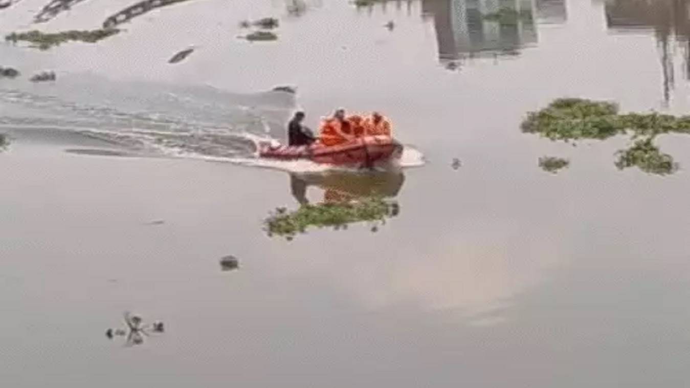  वाराणसी में डिवाइडर से टक्कर के बाद नदी में गिरने से युवक की मौत, स्थानीय लोगों ने किया विरोध, NDRF की टीम ने शव को निकाला बाहर