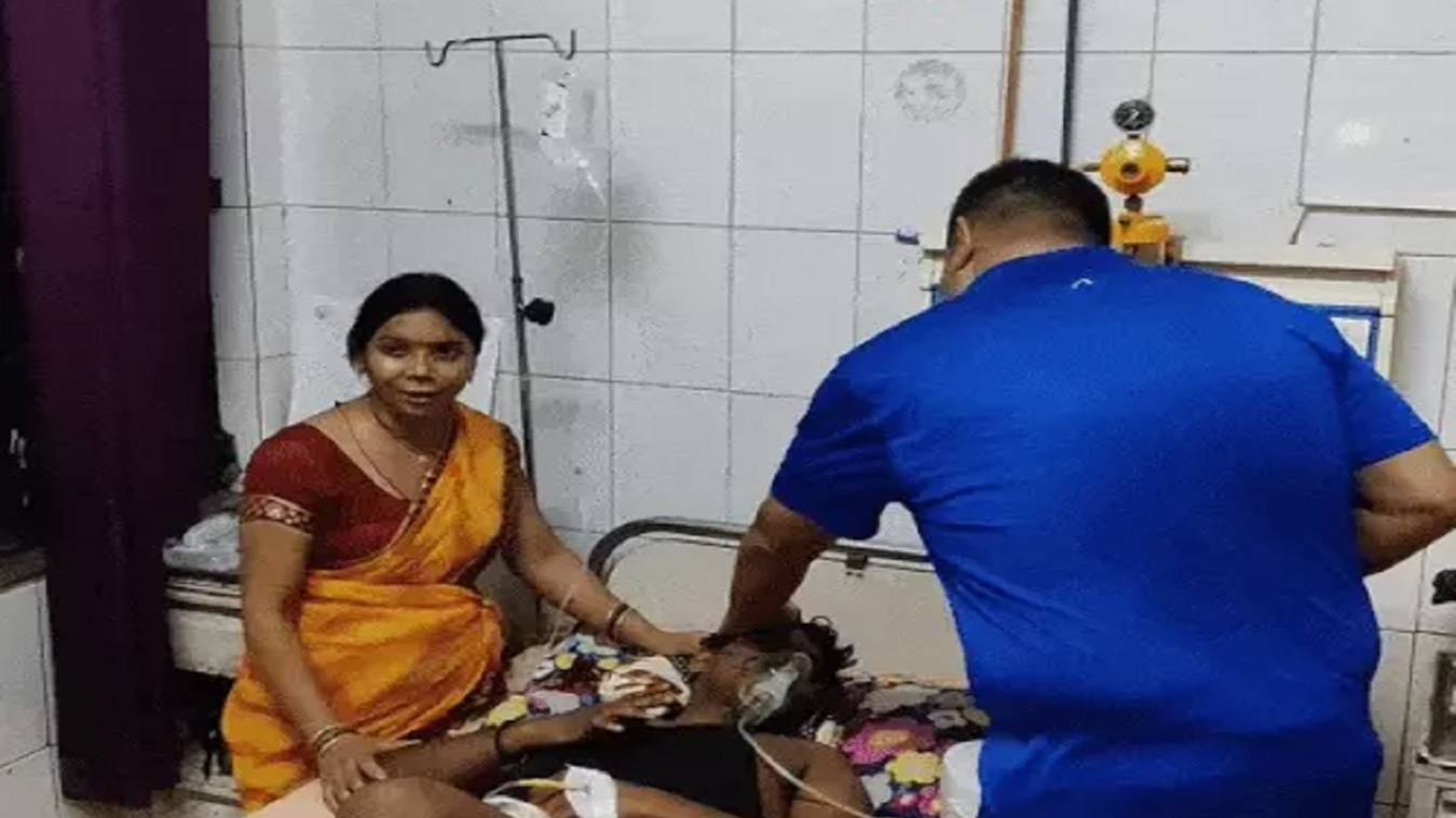 वाराणसी में पुलिस की बर्बरता! मामूली विवाद के बाद घर से खींच लाए, फिर बरसाई लाठियां; बेहोशी-सांस टूटने पर कराया भर्ती