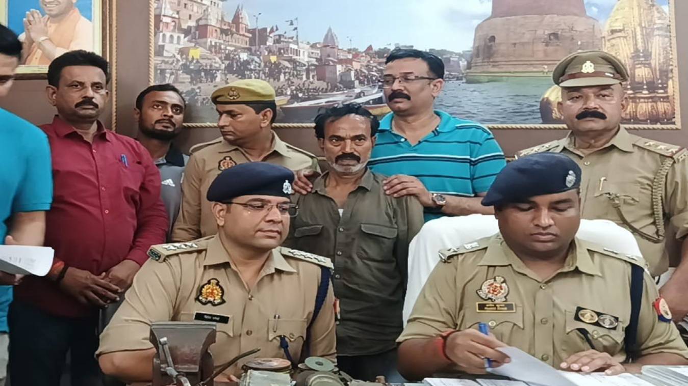 वाराणसी में रेलवे प्लेटफार्म से दबोचा गया अवैध हथियारों का सौदागर, भारी मात्रा में असलहा और कारतूस बरामद 