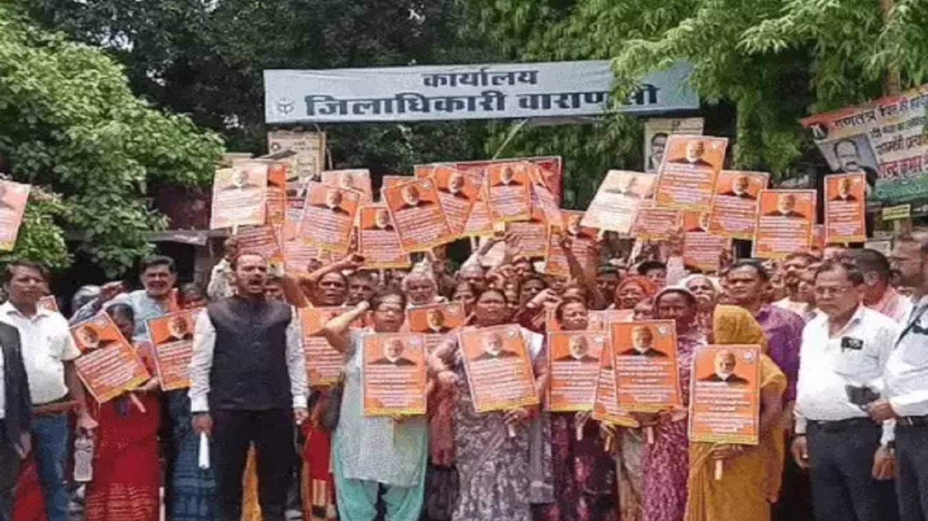 पुलिस उत्पीड़न के खिलाफ फेरी-ठेला व्यवसायियों का जिला मुख्यालय पर जोरदार प्रदर्शन, बोले - PM दे रहे स्वनिधि योजना से स्वावलंबन, पुलिस कर रही उत्पीड़न