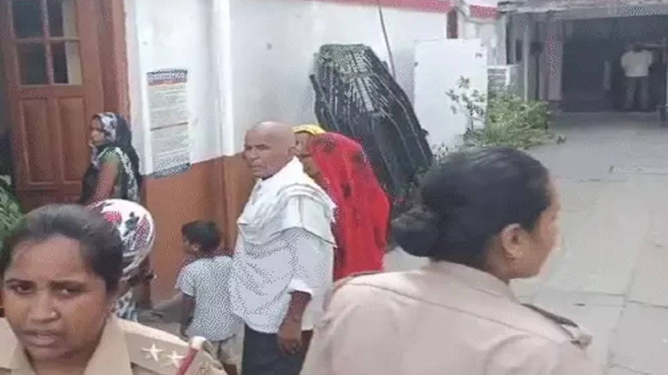 लखनऊ में विधानसभा के सामने बाराबंकी से आई महिलाओं ने किया आत्मदाह का प्रयास, पुलिस की मुस्तैदी से बची जान